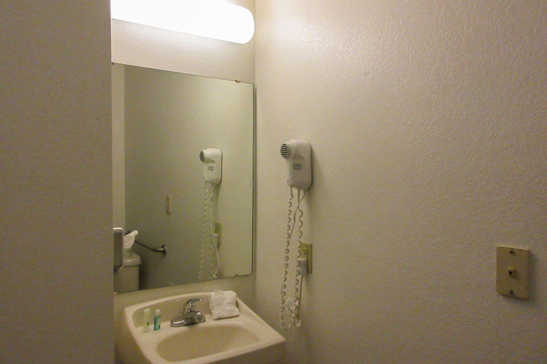 Bathroom 4, Quality Inn Sawyer, Berrien