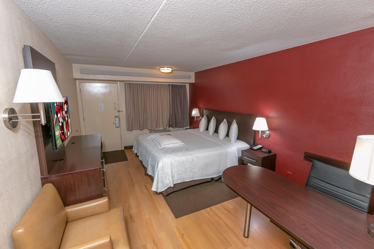 Bedroom 5, Red Roof PLUS+ Washington DC - Oxon Hill, Prince George's