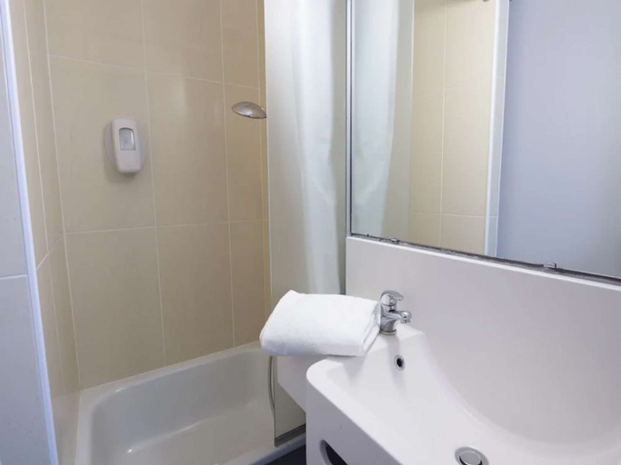 Bathroom 4, Kyriad Direct Clermont Ferrand Nord Gerzat, Puy-de-Dôme