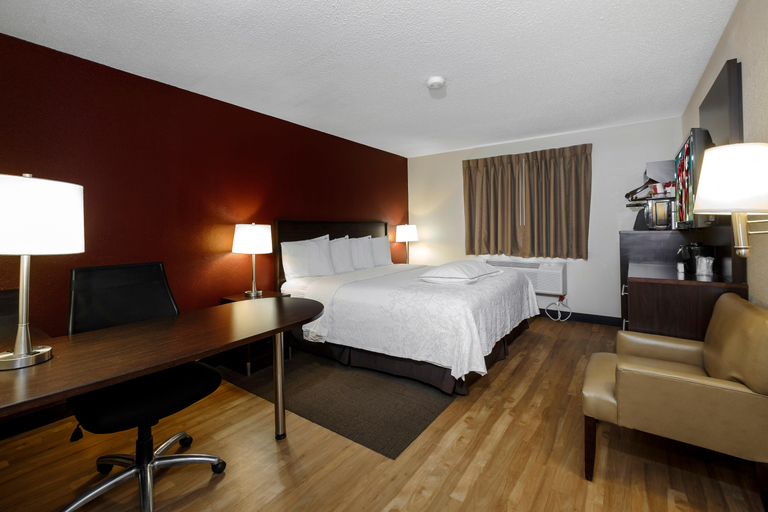 Bedroom 2, Red Roof PLUS+ & Suites Malone, Franklin