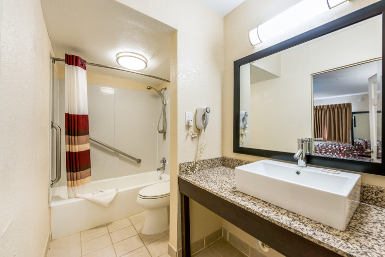 Bathroom 4, Red Roof Inn Marion, IN, Grant