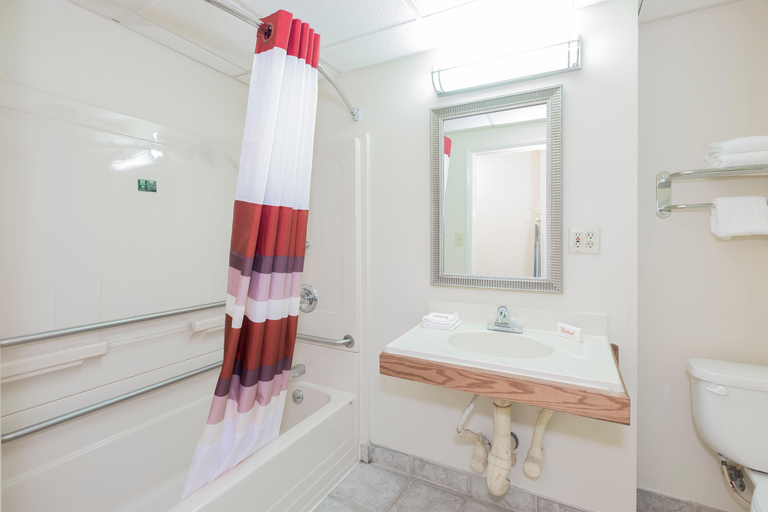 Bathroom 4, Red Roof Inn Columbus - Ohio State Fairgrounds, Franklin