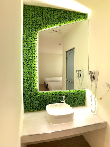 Bathroom 4, Martin Wales Inn, Pingtung