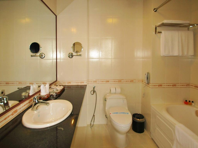 Bathroom 4, Hoa Binh 1 Hotel, Long Xuyen Township