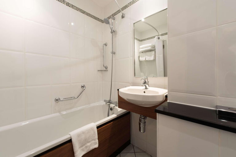 Bathroom 5, Doubletree by Hilton Aberdeen Treetops, Aberdeen