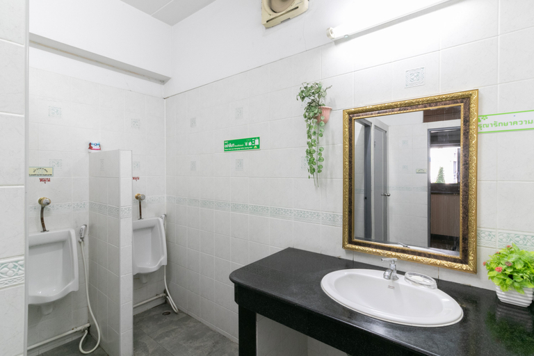 Bathroom 4, P Park Residence Charansanitwong, Bang Plad