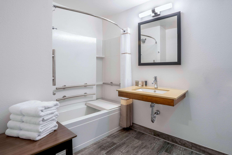 Bathroom 4, Riverview Inn & Suites, an Ascend Hotel, Winnebago