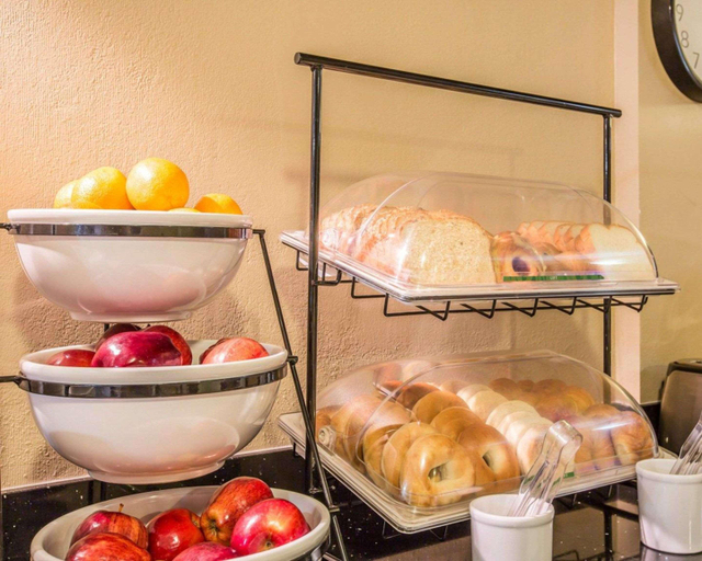 Food & Drinks, Hyland Inn near Pasadena Civic Center, Los Angeles
