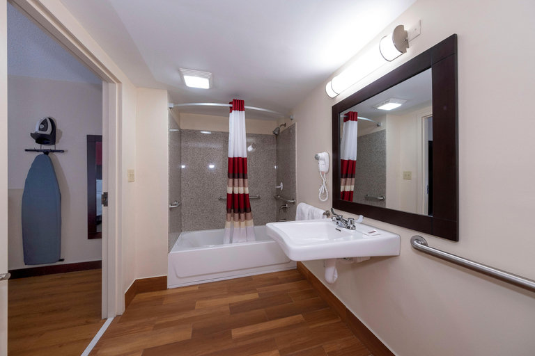 Bathroom 4, Red Roof PLUS+ Huntsville - Madison, Madison