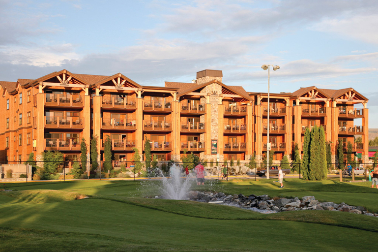 Exterior & Views