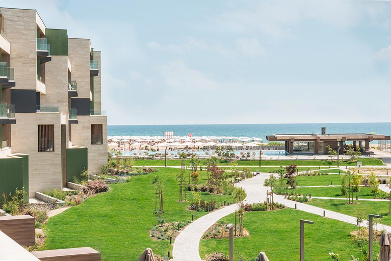 Exterior & Views
