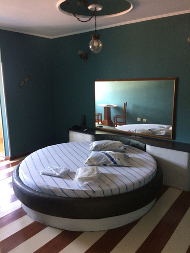 Others 5, Motel Monza, Santos