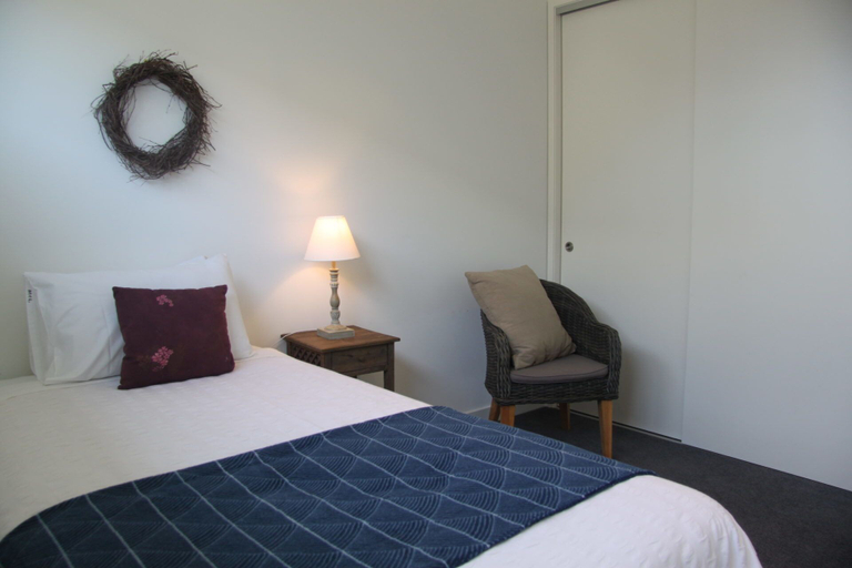 Bedroom 2, Elizas Townhouse, Moyne - South