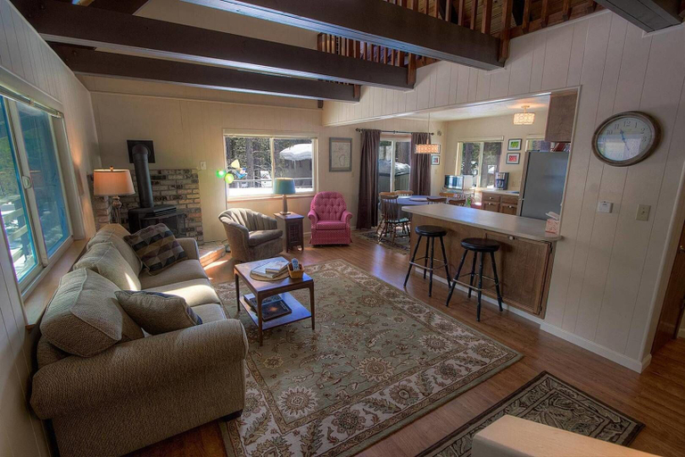 Public Area 2, Cozy Cabin 4 Bedroom Home by RedAwning, El Dorado
