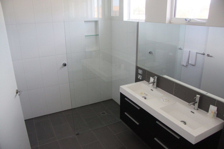 Bathroom, Elizas Townhouse, Moyne - South