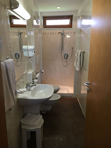 Bathroom 4, Garni Enrosadira, Trento