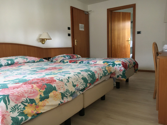 Bedroom 3, Garni Enrosadira, Trento