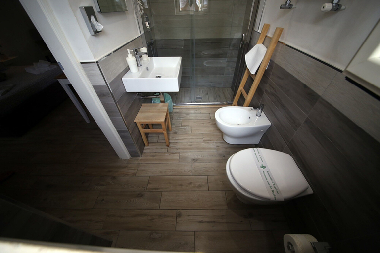 Bathroom 4, La piazzetta, Brindisi