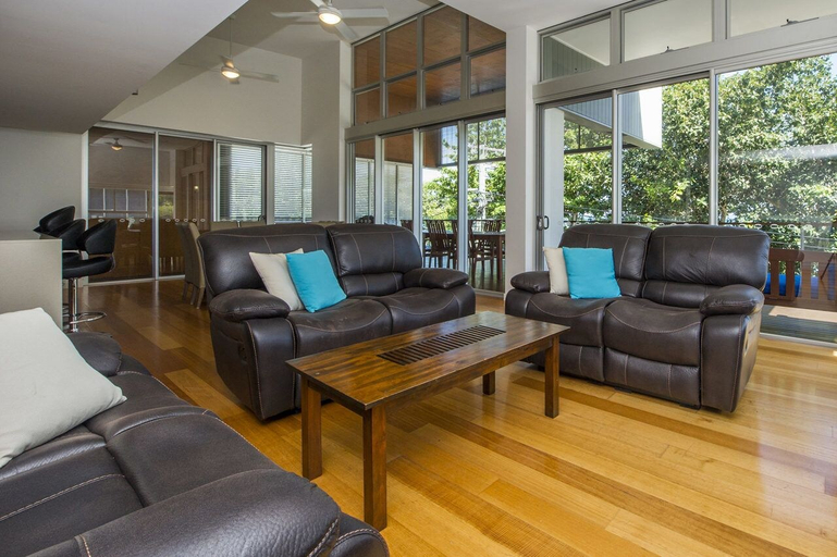 Public Area 2, Maggies Beachfront Apt. 5, Magnetic Island