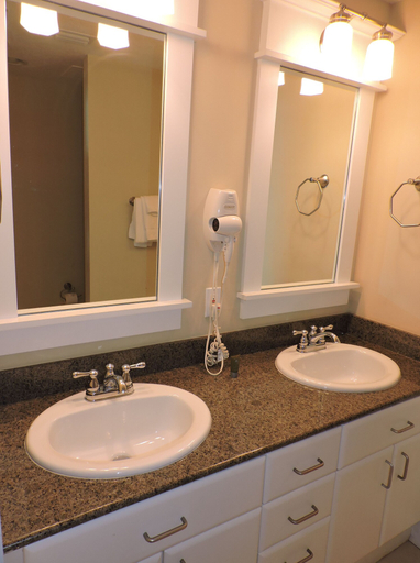 Bathroom 3, Grand Panama by Counts-Oakes, Bay
