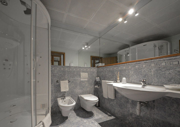 Bathroom 5, Hotel Porta del Sole, Brescia