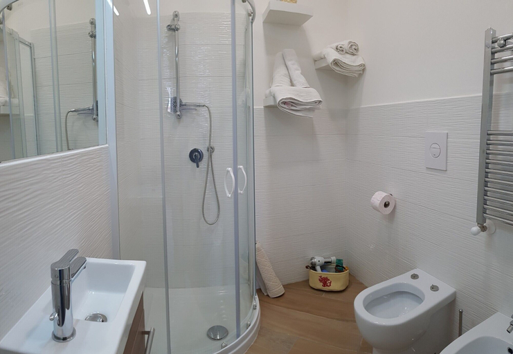 Bathroom, Il Fiore di Loto, Latina