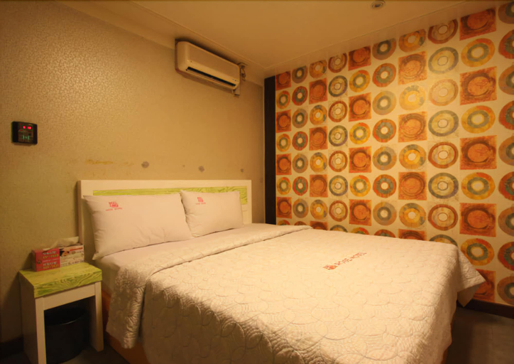 Rose Motel, Nam