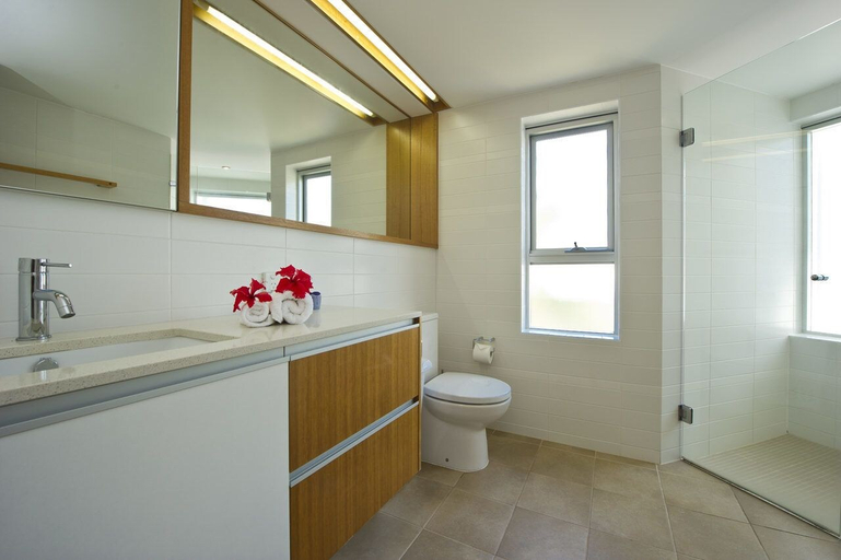 Bathroom 4, Maggies Beachfront Apt. 5, Magnetic Island