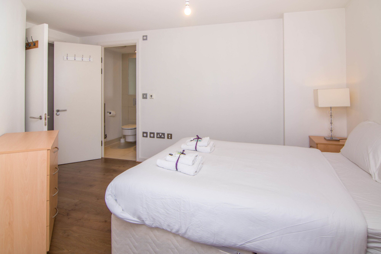 Bedroom 4, Apartment Wharf – Water Gardens, London