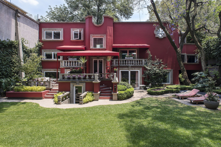 Exterior & Views