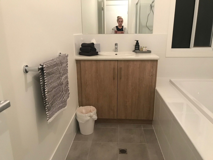 Bathroom 4, Wellington East - Tailem Bend Motorsport, The Coorong