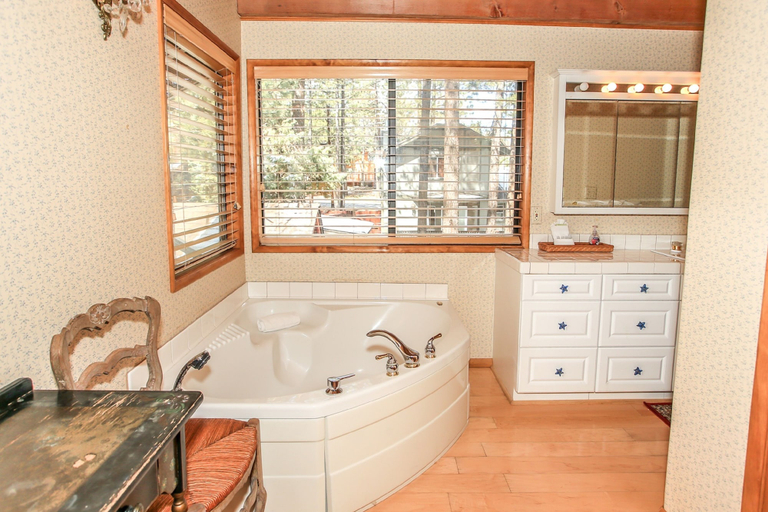 Bathroom 4, Summit Escape Lodge, San Bernardino