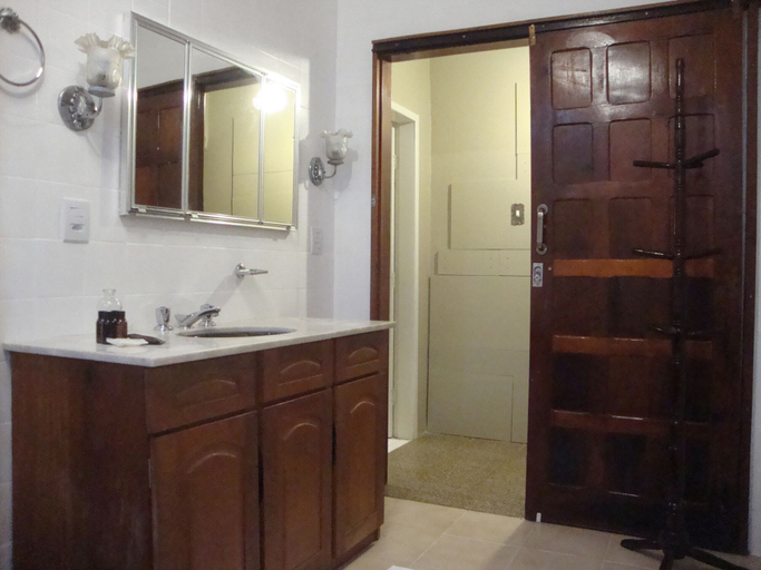Bathroom 4, ACasaRosa Hostel, Praia Grande