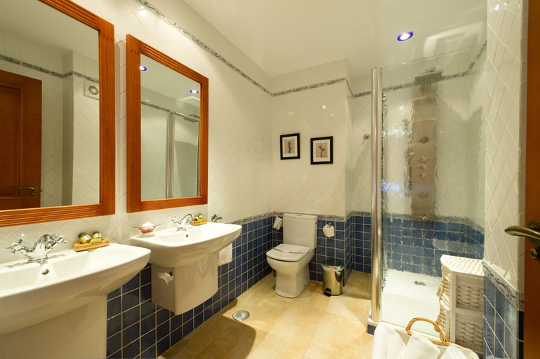 Bathroom 5, Aparthotel Capitolina, Badajoz