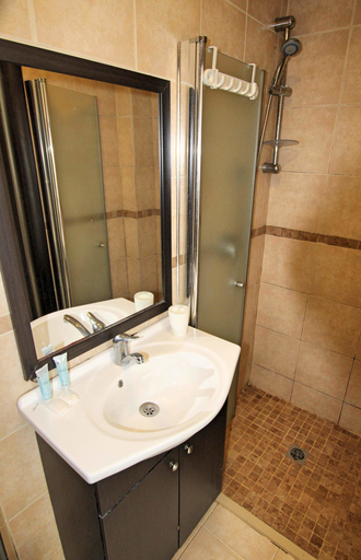Bathroom 2, Arendalzrail Apartments Rothschild St.33