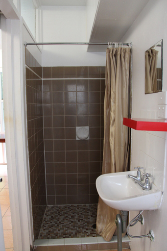 Bathroom 4, The Jack Backpackers, Cairns