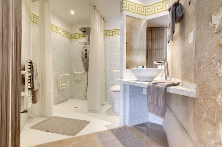 Bathroom 5, Maison Ardure, Gers