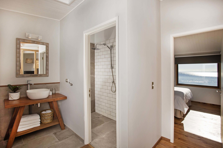 Bathroom 5, Cala Meli, Llanquihue