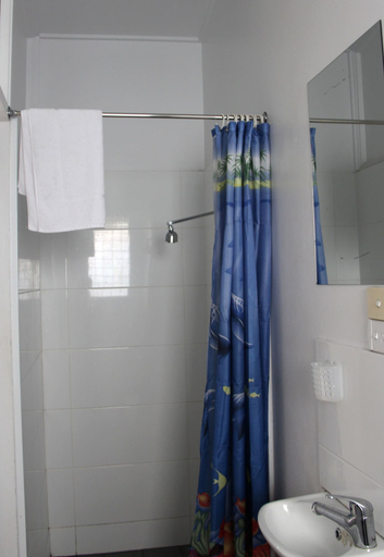 Bathroom 4, The Jack Backpackers, Cairns