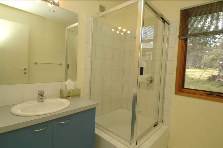 Bathroom, Blue Sky Lodge, Alpine - East