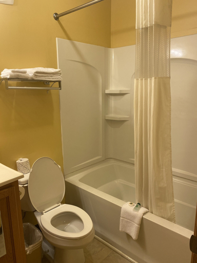 Bathroom 4, リーガル イン コフィービル KS US 169, Montgomery