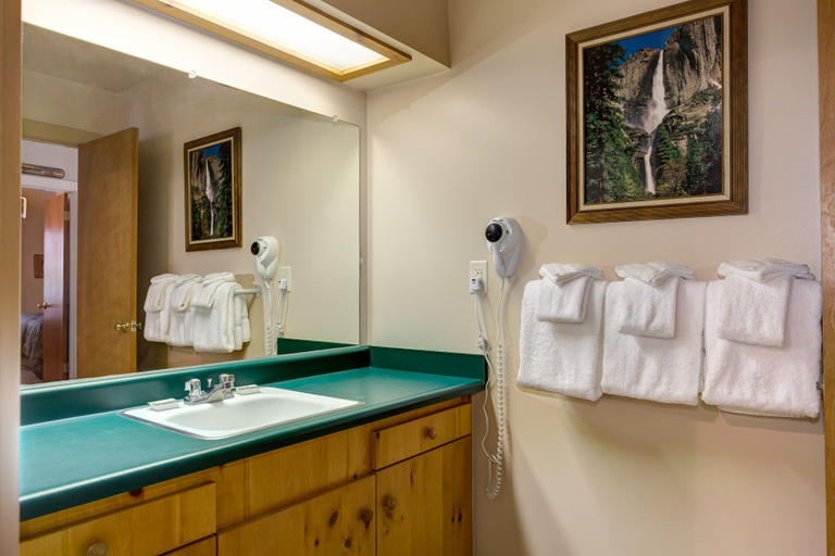 Bathroom 4, Wawona Retreat, Mariposa