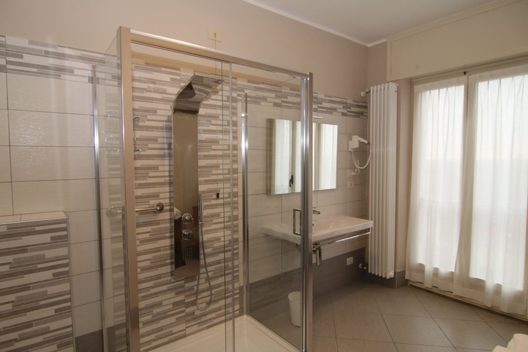 Bathroom 4, Hotel Ristorante Vittoria, Vercelli