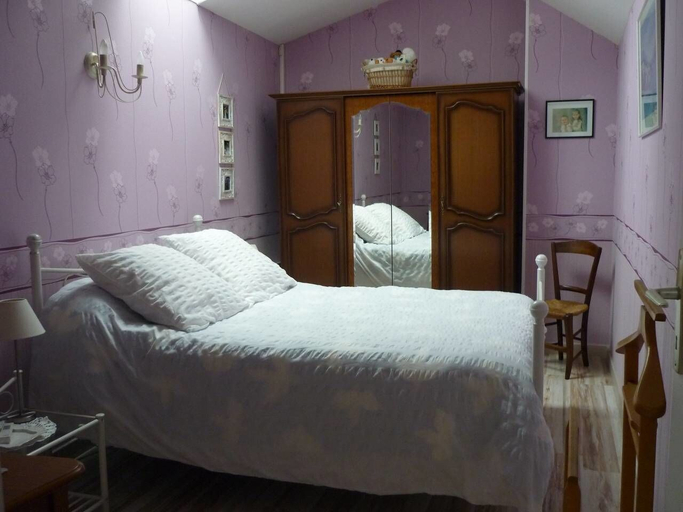 Bedroom 2, Les Hirondelles Du Paradis 6 rue des Oiseaux, Charente