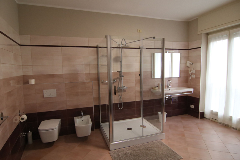 Bathroom 4, Hotel Ristorante Vittoria, Vercelli