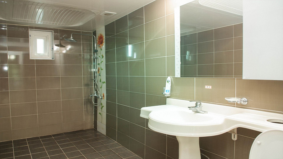 Bathroom 4, Yehyang Pension, Tongyeong