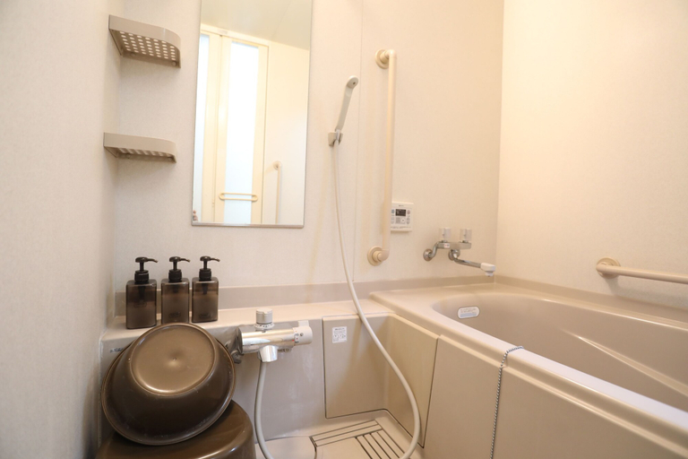 Bathroom, Tsuru House, Osaka
