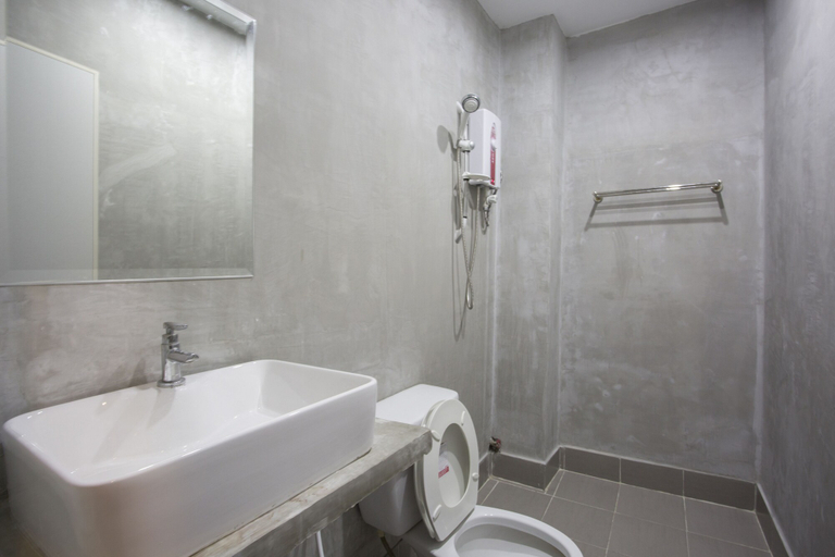 Bathroom, Rachana Hostel, Phnom Penh