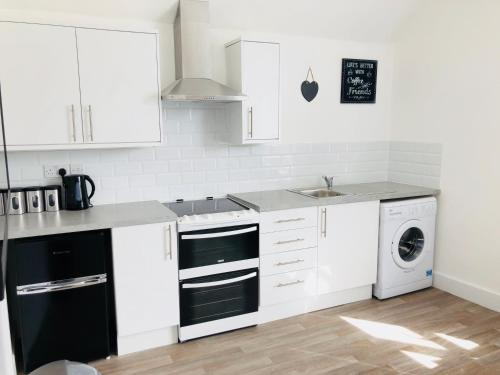 Modern Central Studio and One Bed Flats Close to the Beach, Poole