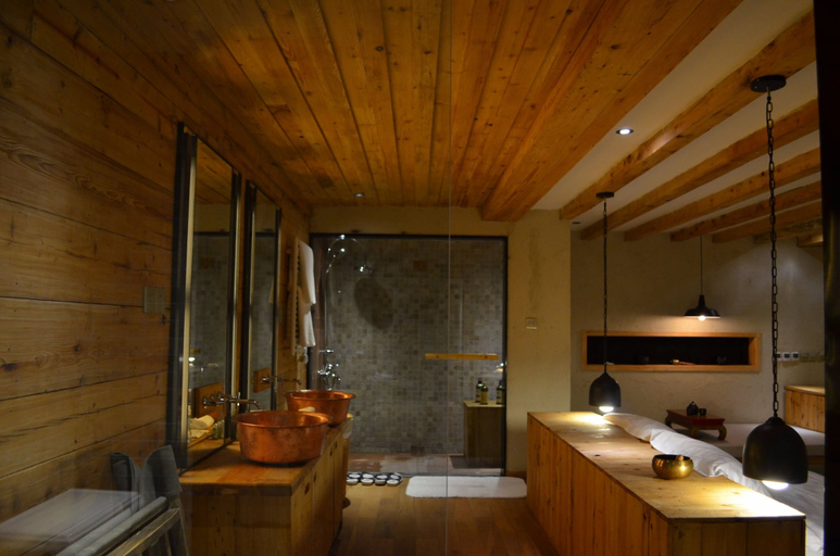 Bathroom, Blossom Hill Inn, Dêqên Tibetan